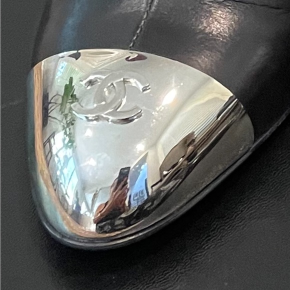 ๐บ๐๐บ Chanel Black Leather Booties with CC Logo Silver Toe Cap - Picture 4 of 10